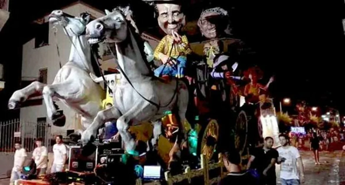 Torre del Greco - Carnevale Estivo, record di presenze in Litoranea