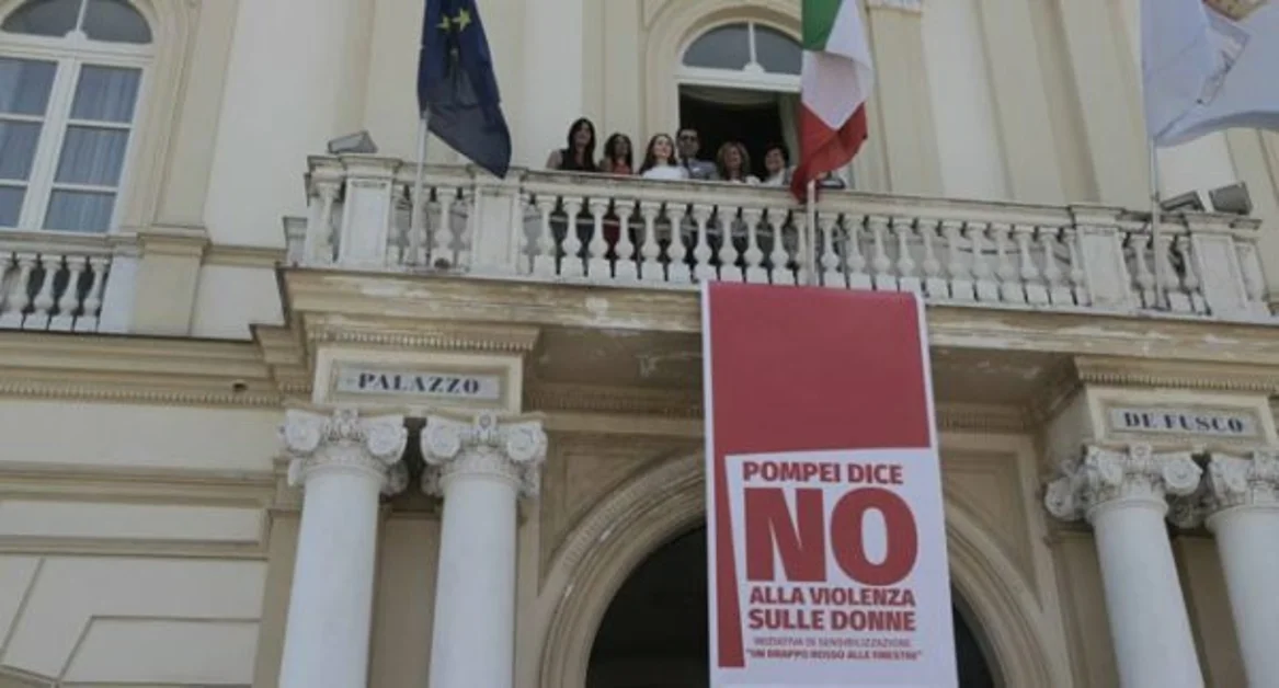 Pompei - Drappo rosso a Palazzo de Fusco contro la violenza sulle donne