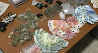 Napoli - Armi, droga e soldi in un sottoscala: arrestato 20enne