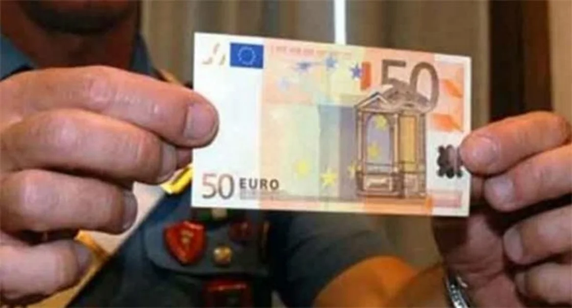 Al bar e nei negozi con banconote da 50 euro false, fermata coppia