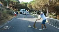 Ercolano - Centocinquanta volontari puliscono la strada del Vesuvio