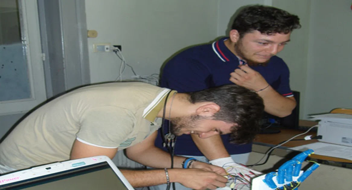 Pompei - La mano bionica di due studenti dell'Istituto Bartolo Longo