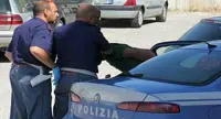Napoli - Rapinano disabile fuori le Poste, arrestato 43enne. Ricercato il complice