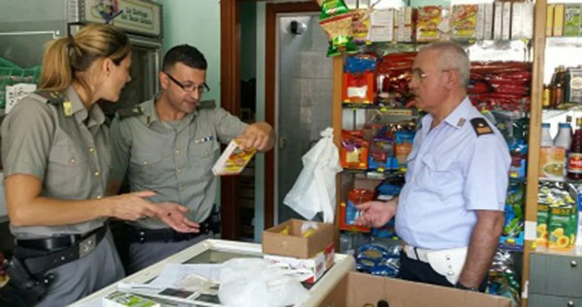 Palma Campania (NA) - Prodotti alimentari in cattivo stato e scaduti, sequestro di una tonnellata in market bengalesi