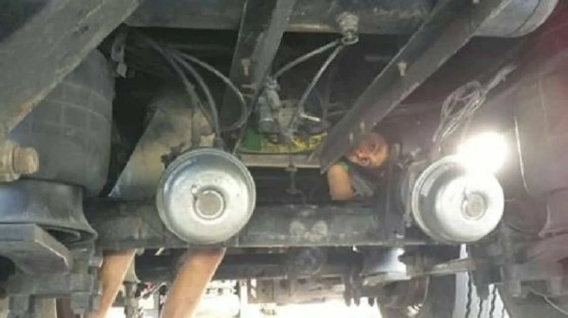 Napoli - Quindicenne fugge da guerra, 400 km sotto Tir