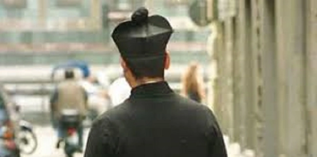 Vico Equense - Un torrese 71enne si traveste da prete e ruba in una struttura religiosa