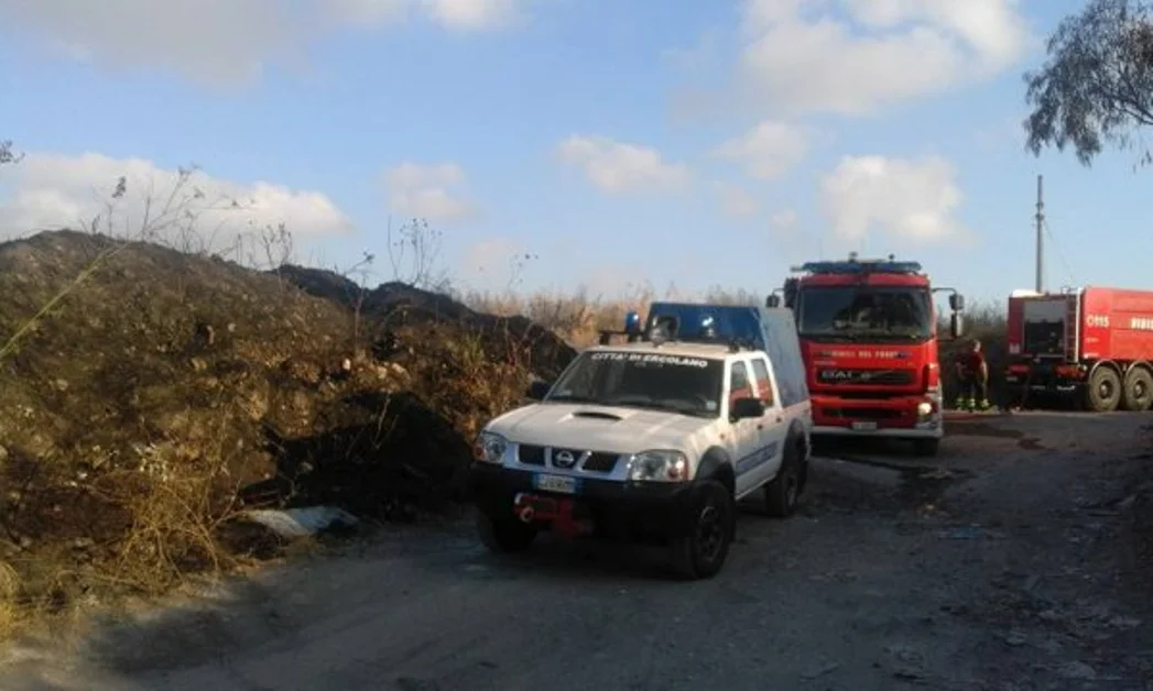 Ercolano - Incendio in via Castelluccio, intervento della Protezione Civile