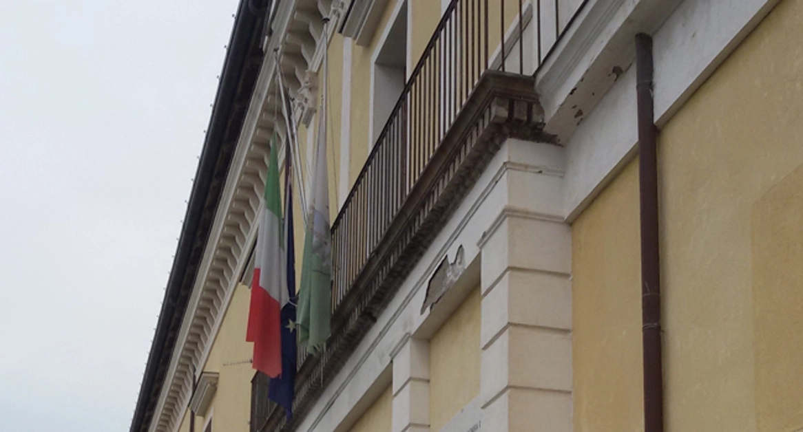 Torre del Greco - Tragedia di Marcinelle, bandiere a mezz'asta su edifici comunali