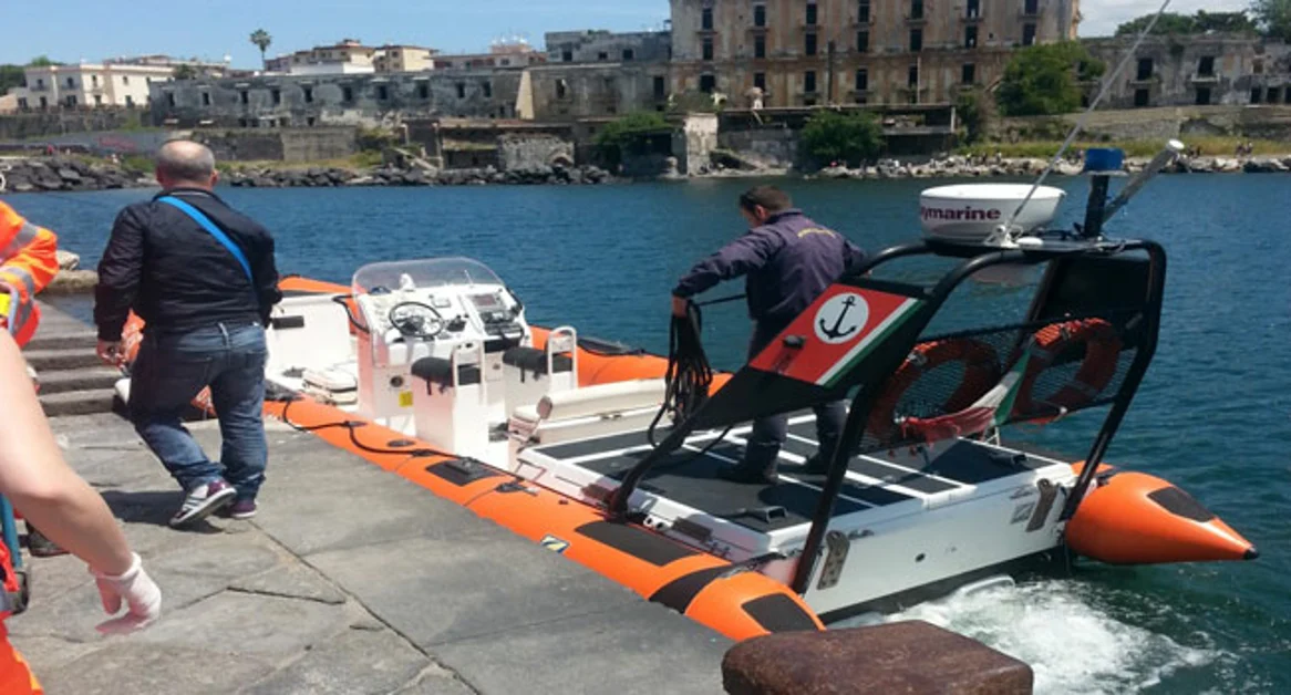 Torre del Greco - Controlli della Capitaneria, sequestrato autolvaggio e denunciato venditore ambulante di prodotti ittici