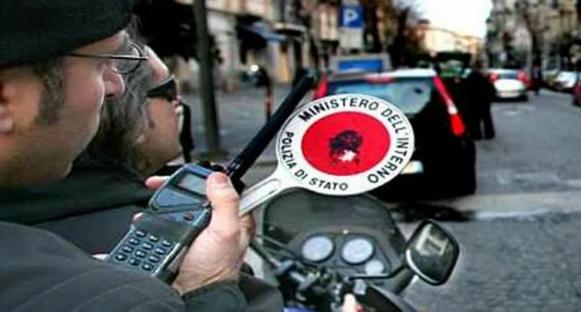 Napoli - Fermati dai poliziotti hanno documenti falsi, arrestata coppia