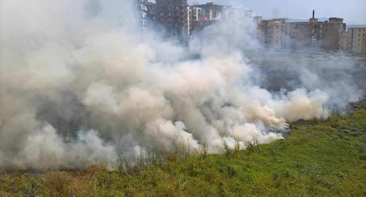 Incendio in un terreno di via Cupa San Pietro a Torre del Greco, paura tra i residenti