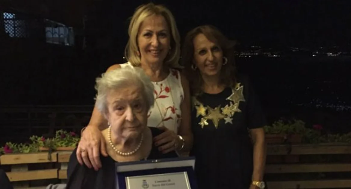 Torre del Greco - I cent'anni della signora Nunziata Tandurella, omaggio del Comune