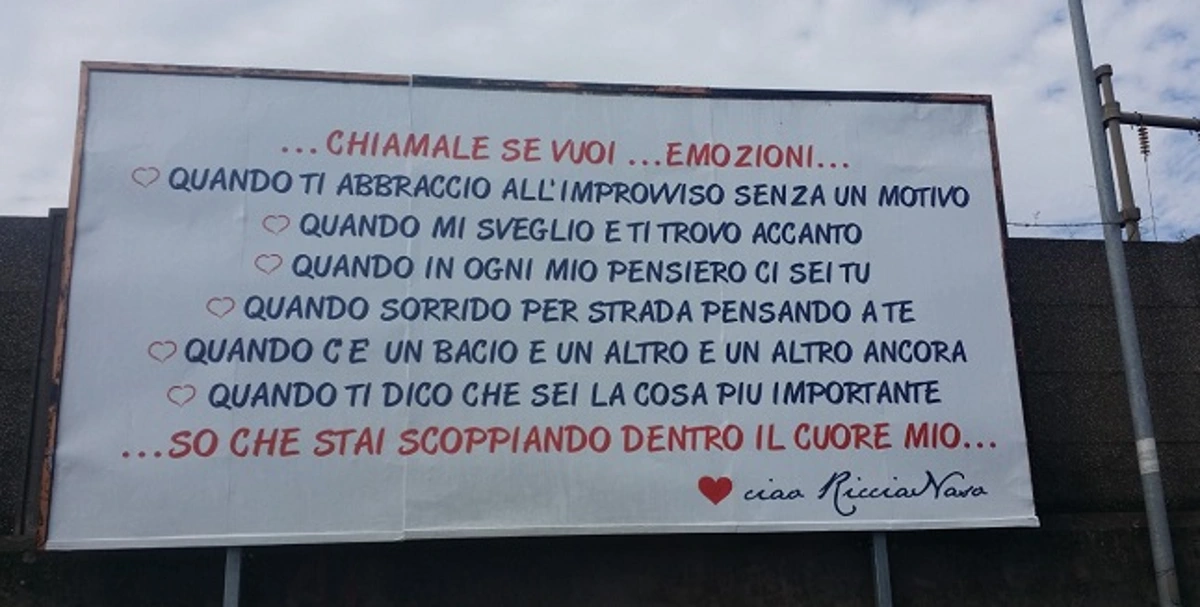 Torre Annunziata - Dedica il suo amore per la ragazza con un manifesto di dimensioni 6 x 3