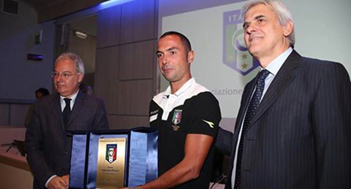 Torre Annunziata - All'arbitro Marco Guida il premio "Giovanni Mauro" come migliore arbitro 2015/2016