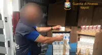 Napoli - Sigarette di contrabbando nascoste tra stoviglie e tovaglioli, maxi sequestro di oltre una tonnellata
