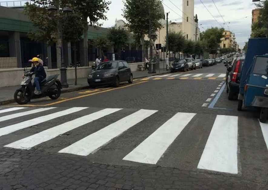 Torre del Greco - Segnaletica stradale orizzontale e verticale dinanzi le scuole