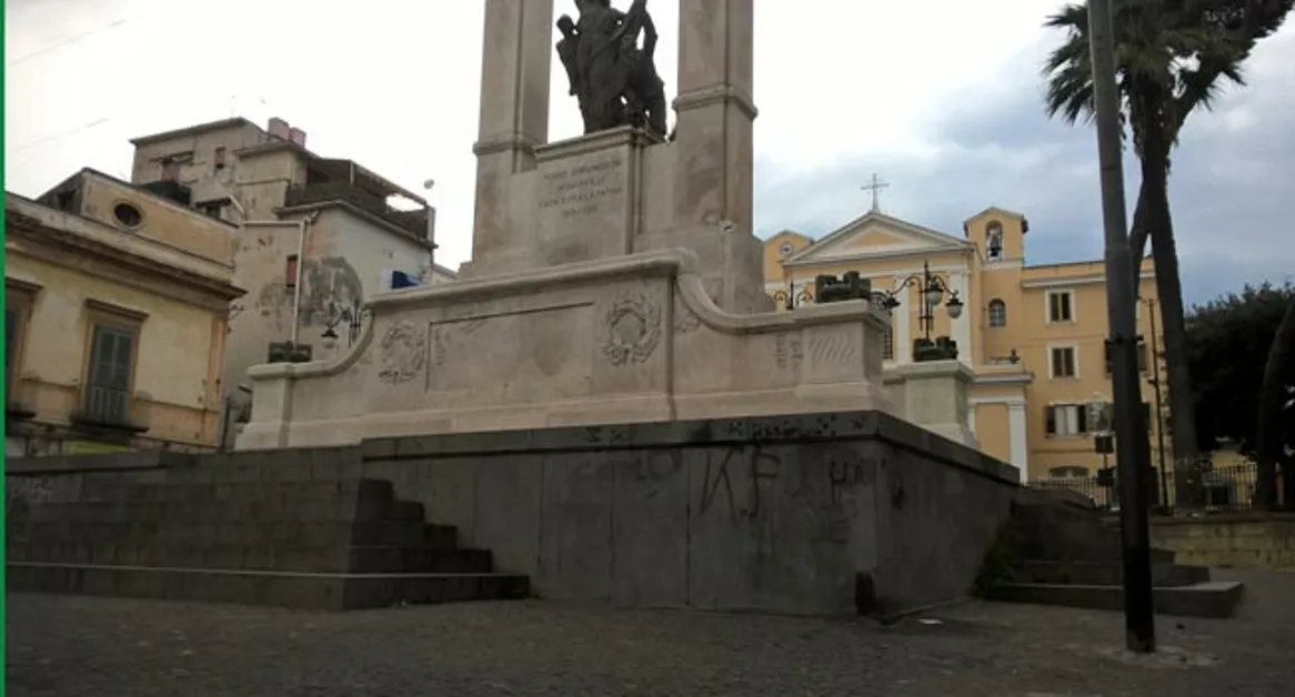 Torre Annunziata - Monumento ai Caduti ancora vandalizzato con scritte sulle facciate