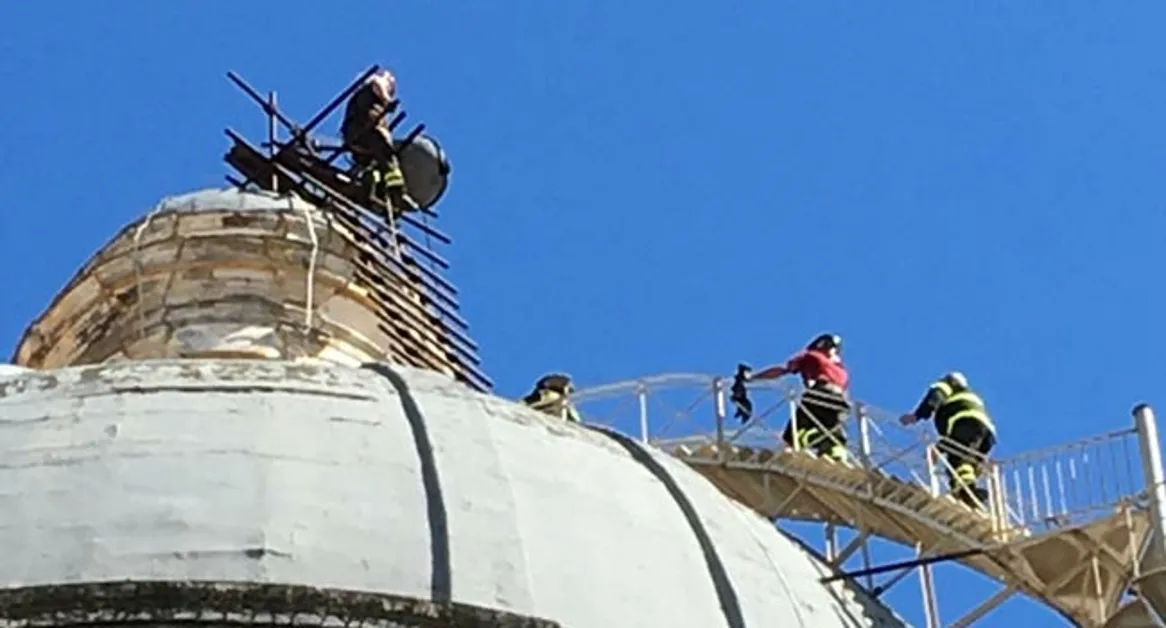 Torre Annunziata - Si stacca sfera sulla cupola della chiesa del Carmine, intevento dei vigili del fuoco