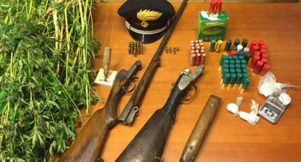 Pimonte - Droga, armi e allacio abusivo alla rete elettrica: arrestato 47enne