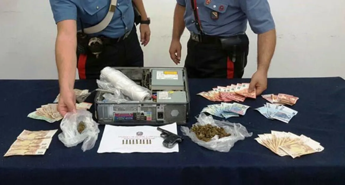 Castellammare - Nel pc droga, pistola e oltre 2 mila euro: nei guai due coniugi