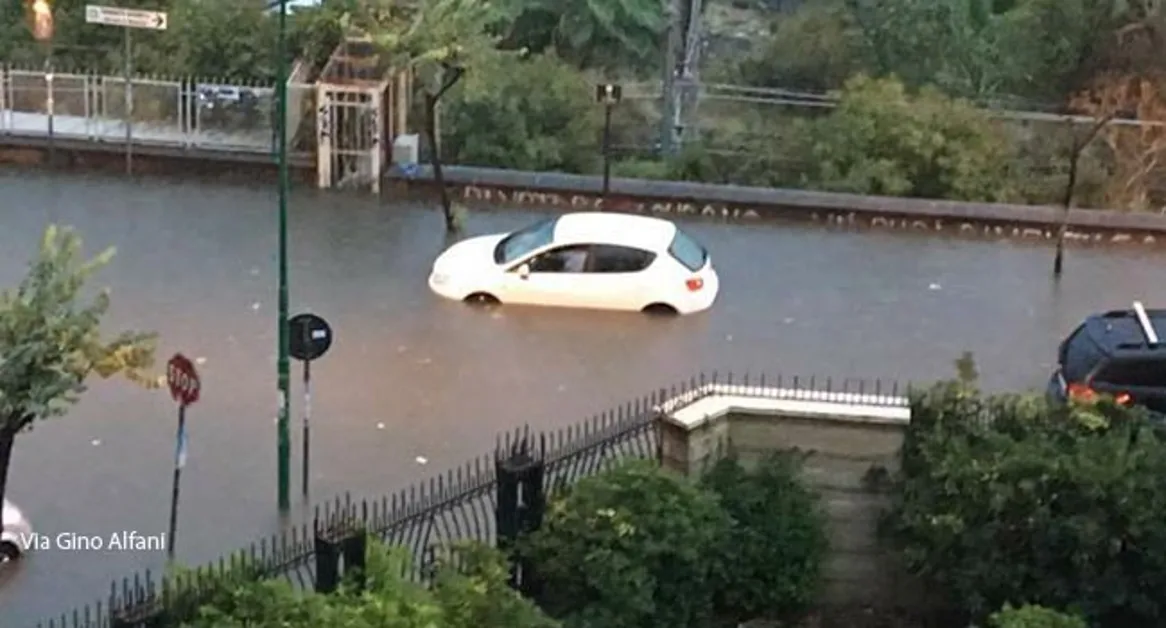 Torre Annunziata - Violento temporale, strade completamente allagate (Video)