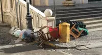 Torre Annunziata - Monnezza depositata all'esterno del Santuario dello Spirito Santo, vergogna senza limiti