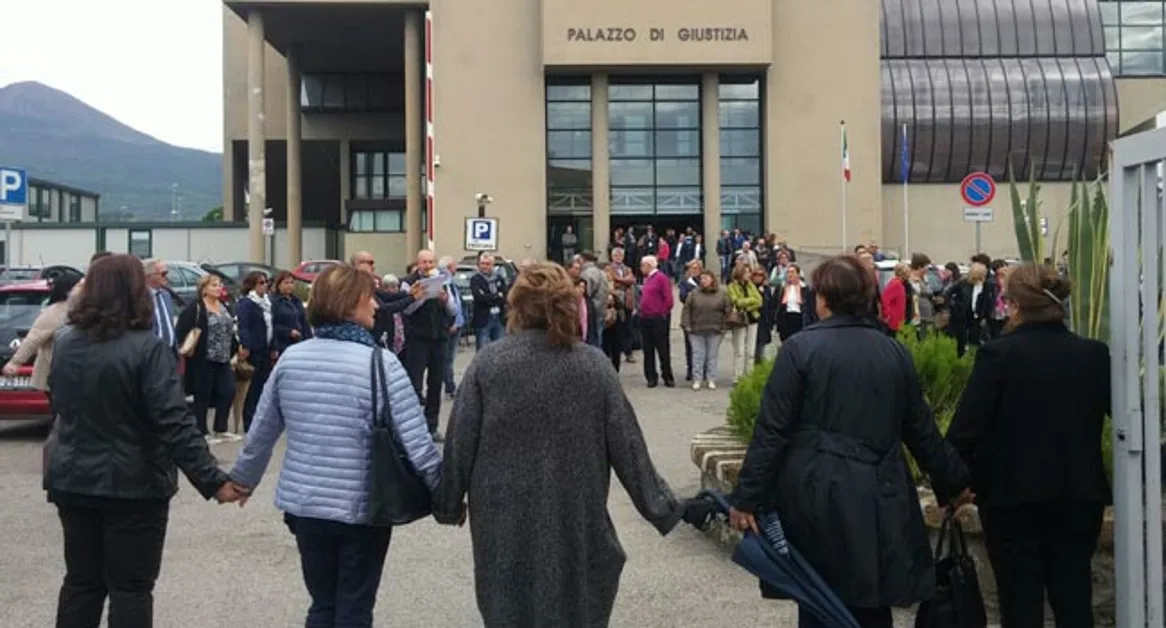 Torre Annunziata - La protesta dei lavoratori degli uffici giudiziari al Palazzo di Giustizia