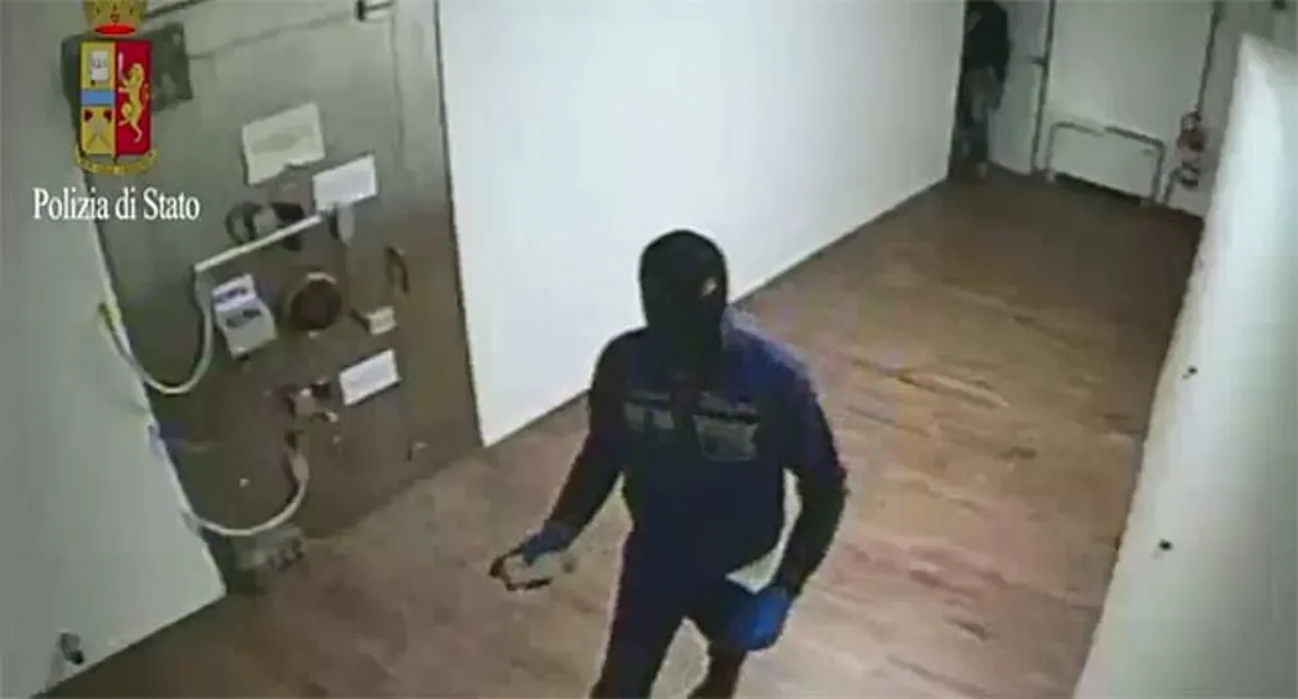 Napoli - Svuotarono caveau di una banca a Torino, bottino 20 milioni: 18 misure cautelari
