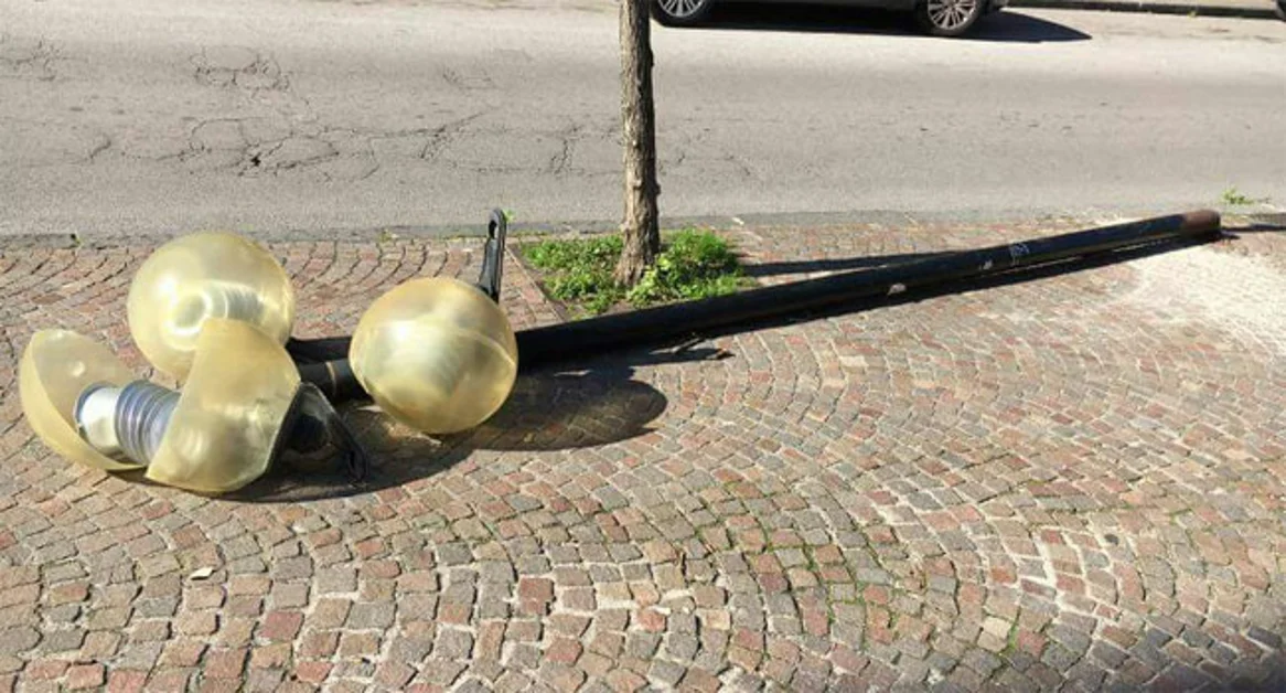 Torre Annunziata - Vento forte, sradicato lampione in via Gambardella