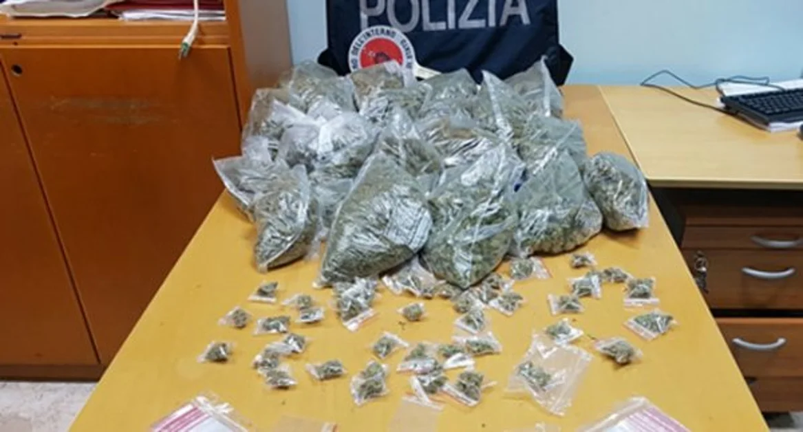 Napoli - Fiorente piazza di spaccio allestita presso casa, in manette coppia di coniugi