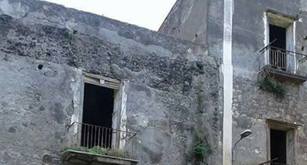 Torre Annunziata - Rischio crolli nel Quartiere Carceri, le immagini-denuncia di un nostro lettore