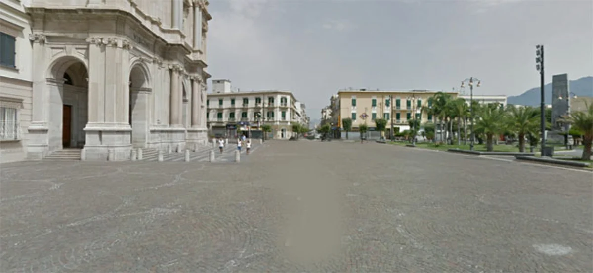 Pompei - Rimozione dei tavolini dei bar da piazza Bartolo Longo, «l'invito» della Soprintendenza