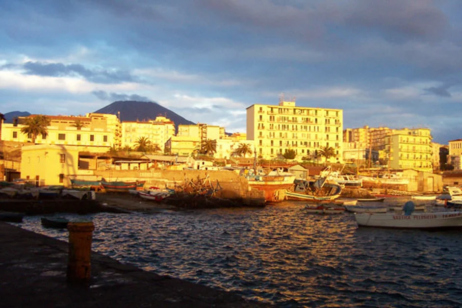 Torre del Greco - Sorpreso a prelevare acqua dal mare per immergervi prodotti ittici, sanzionato