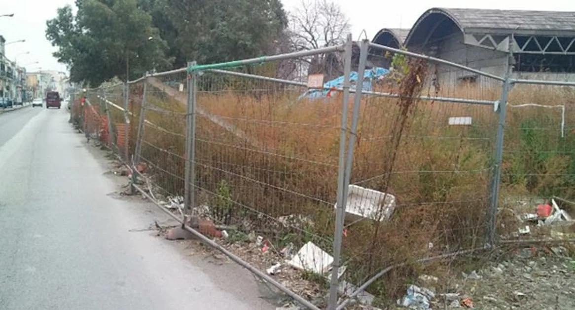 Torre Annunziata - Degrado nell'ex area Tecnotubi Vega di via Plinio, ordinanza del sindaco 