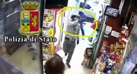 Napoli - Rapina in una tabaccheria di viale Michelangelo, il video