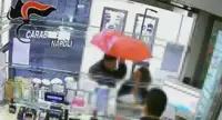 Napoli - Rapina-lampo ad una cliente in una farmacia, arrestato 42enne