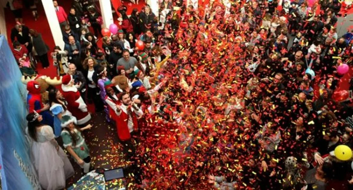 Napoli - Albero di Natale di 12 metri al Santa Claus Village