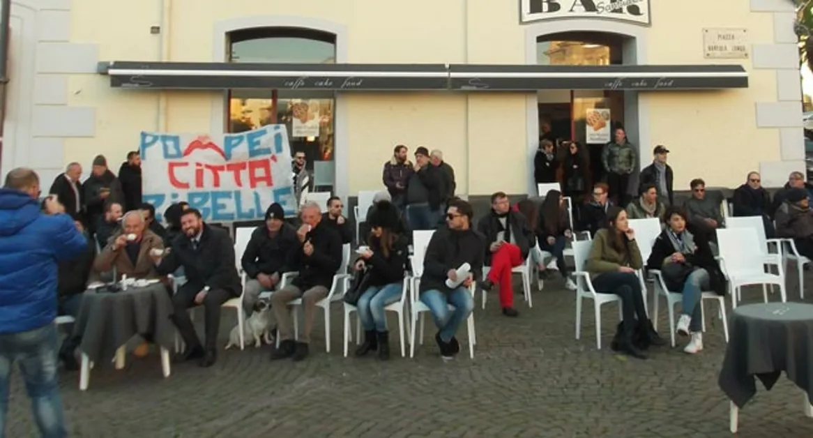 Pompei - Tavolini dei bar vietati in piazza, i commercianti protestano con un... caffè