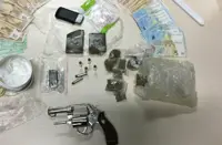 Napoli - Fermati per un controllo dalla Polizia: trovati in posseso di pistola, droga e soldi