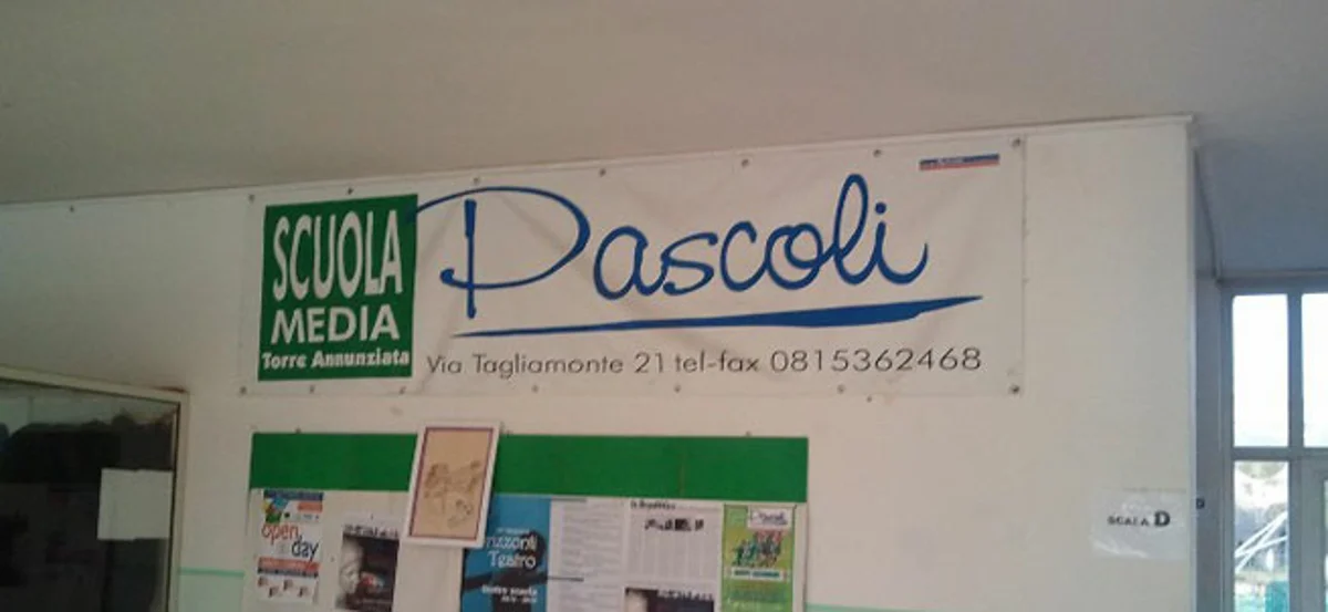 Torre Annunziata - Scuola media "Pascoli", gli eventi pre natalizi dell'Istituto di via Tagliamonte