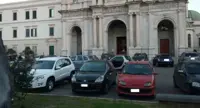 Pompei - Auto in attesa di benedizione parcheggiate davanti al Santuario, è polemica