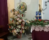 Albero di Natale alla Chiesa del Cimitero, iniziativa delle mamme del gruppo "Maria Madre Addolorata"