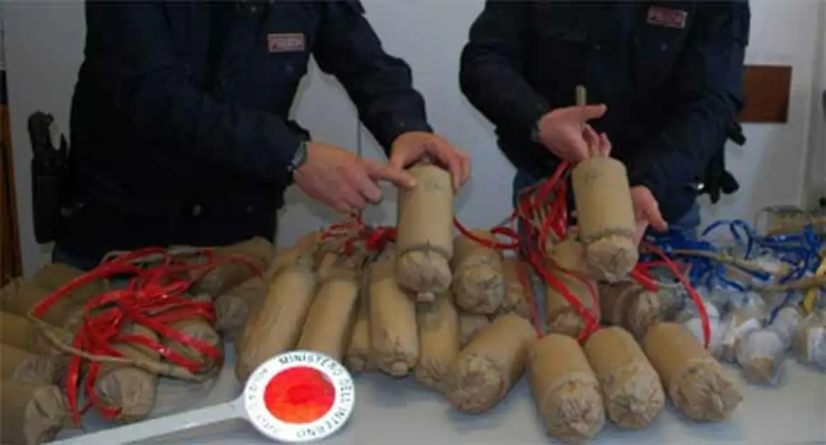 San Giorgio a Cremano - In auto aveva scatoloni con 50 bombe da mortaio artigianali, arrestato
