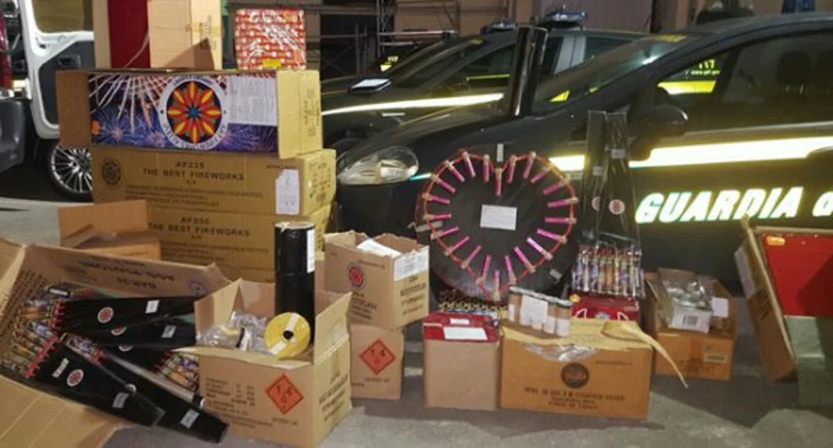 Boscoreale - Deteneva illegalmente botti di fine anno nel negozio e a casa, denunciato 50enne