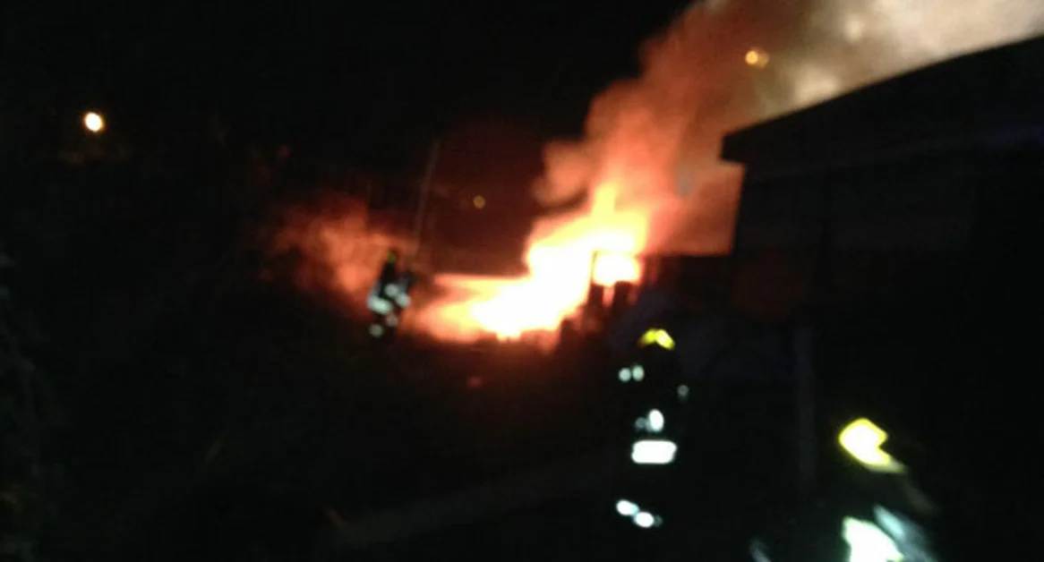 Torre Annunziata - Vasto incendio nell'area portuale, fiamme nei pressi del deposito di gasolio