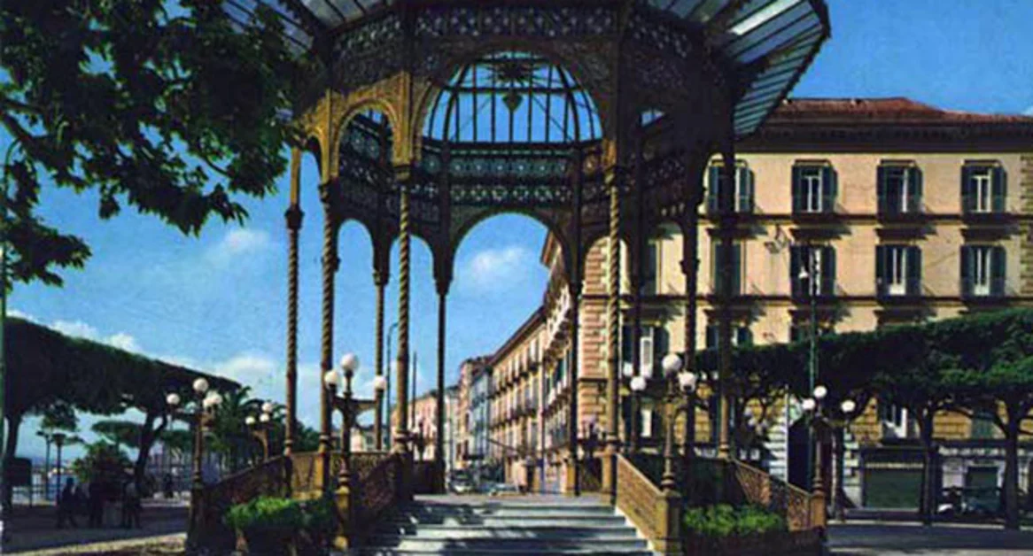 Castellammare - La Cassa Armonica in fiamme, il sindaco Pannullo: «Atto inqualificabile»