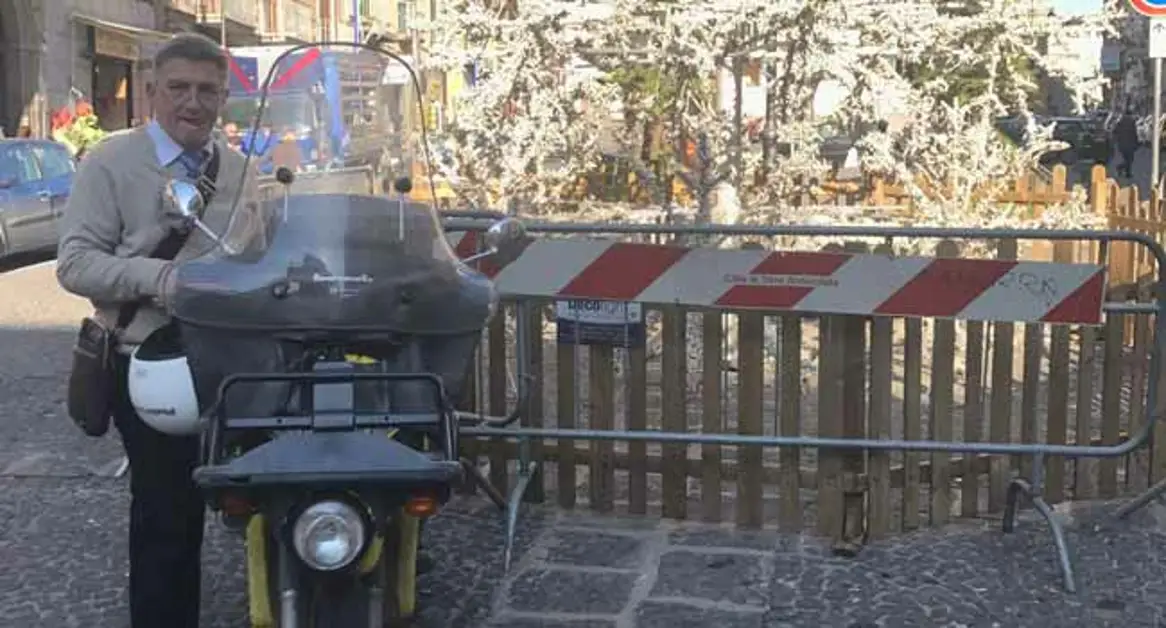 Torre Annunziata - Va in pensione Vincenzo Cardone, il postino-poeta di piazza Cesàro