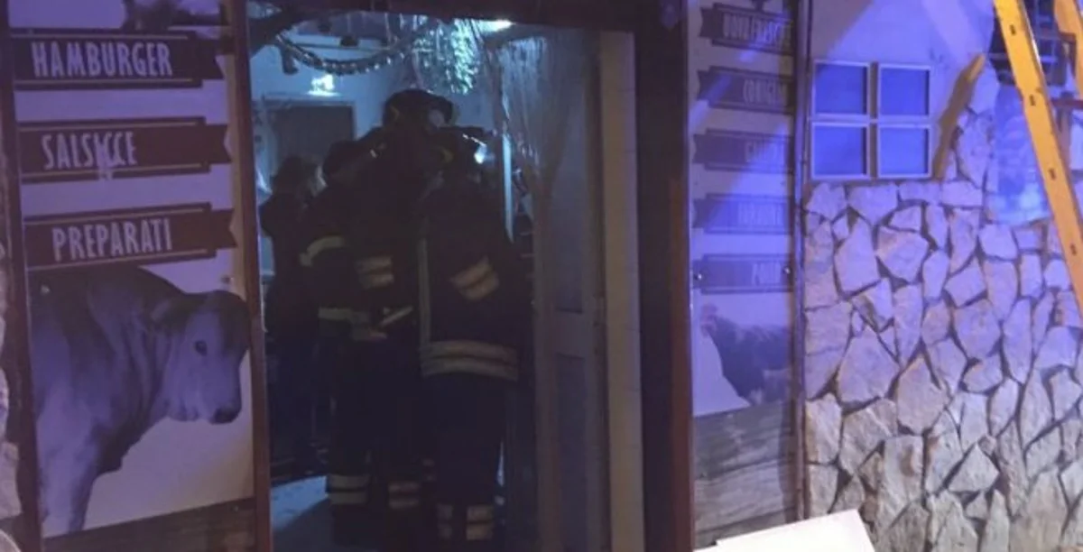 Torre Annunziata - Esplosione in via Poerio: forse bomba carta contro macelleria