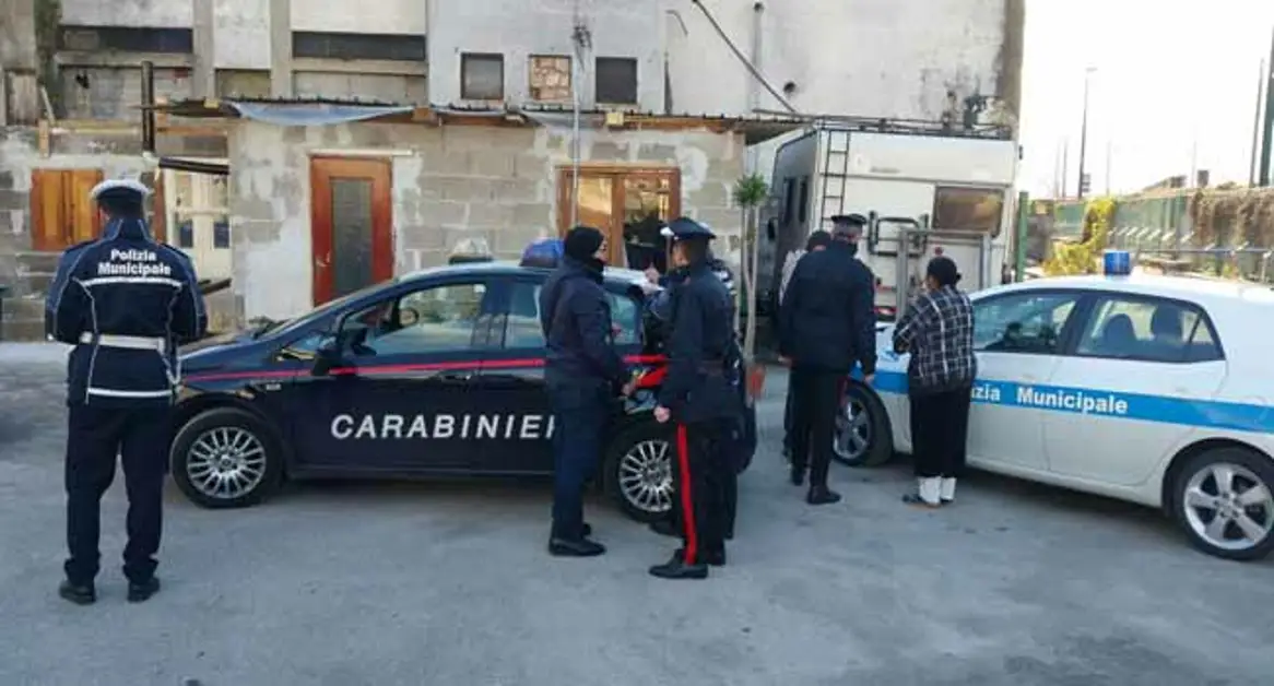 Torre Annunziata - Nomadi sgomberati da largo Macello, vigili urbani e carabinieri "visitano" l'ex scuola Morrone