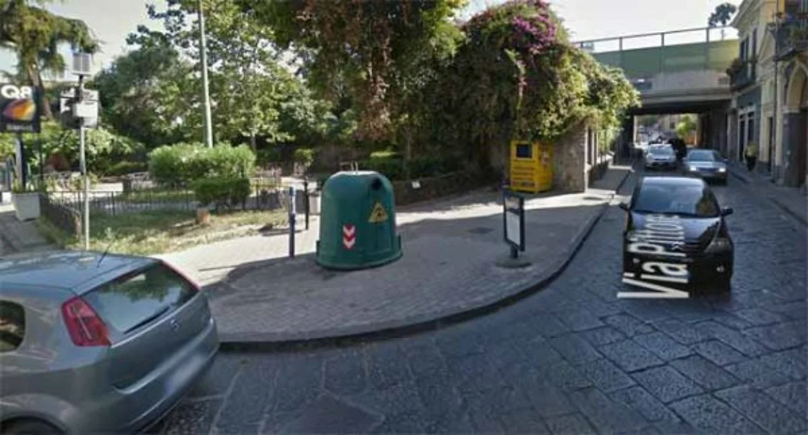 San Giorgio a Cremano - Campana per raccolta vetro esplode, ferita donna